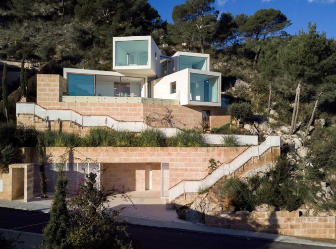Дом с бассейном на высоком склоне в Испании