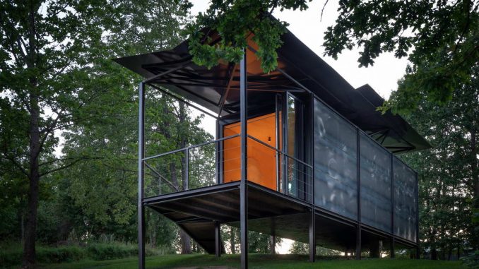 Металлический модульный домик для отдыха на лесной поляне