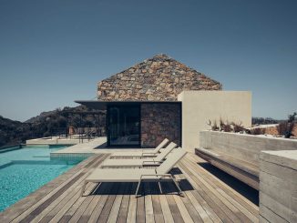 Каменный дом с бассейном и микро-двориком