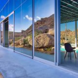 Длинный минималистский зеркальный дом с бассейном