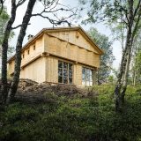 Очень деревянный дачный дом в Норвегии