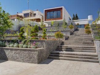 Модернистский дом с консолью и спиральной лестницей в Иране