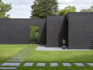 Очень голландский модернист с фасадом из чёрного кирпича, двориком и бассейном