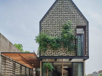 Современный загородный дом с двором в Индонезии