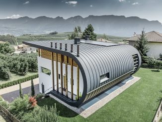 Загородный дом в Италии с необычной алюминиевой крышей