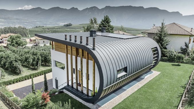 Загородный дом в Италии с необычной алюминиевой крышей