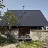 Простой дом с полностью деревянным интерьером во Франции