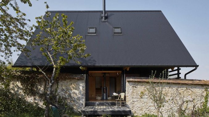 Простой дом с полностью деревянным интерьером во Франции