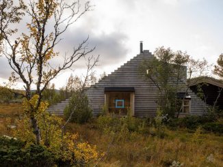 Gartnerfuglen Arkitekter построил деревянную хижину в Телемарк, Норвегия, которая имеет необычную ступенчатую крышу. Треугольное здание под названием Cabin Thunder Top является продолжением существующего бревенчатого домика, принадлежащего семье на краю горного плато Хардангервидда. Студия описывает его как "искусственно созданную вершину", которая должна со временем слиться с окружающей обстановкой, когда на ней растут карликовые береза и вереск.
