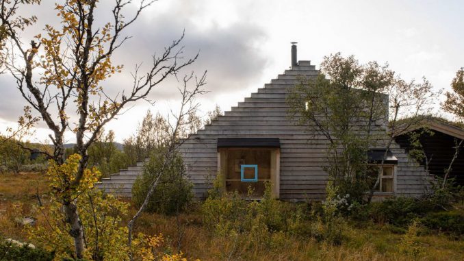 Gartnerfuglen Arkitekter построил деревянную хижину в Телемарк, Норвегия, которая имеет необычную ступенчатую крышу. Треугольное здание под названием Cabin Thunder Top является продолжением существующего бревенчатого домика, принадлежащего семье на краю горного плато Хардангервидда. Студия описывает его как "искусственно созданную вершину", которая должна со временем слиться с окружающей обстановкой, когда на ней растут карликовые береза и вереск.