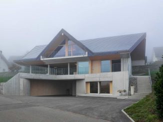 Деревенский дом из бетона и дерева в Швейцарии