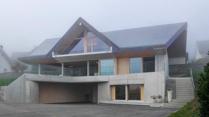 Деревенский дом из бетона и дерева в Швейцарии