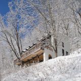 Загородный дом на лесистом склоне в Канаде