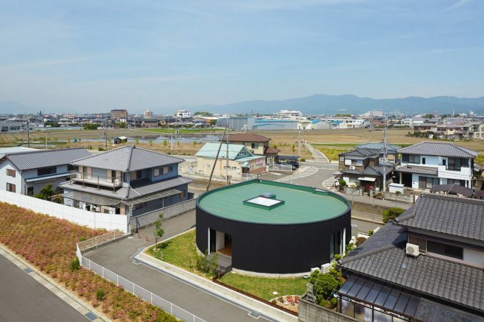 Почти круглый дом с двором в Японии
