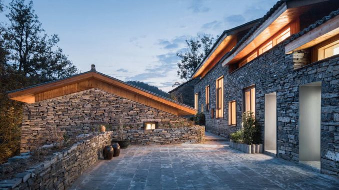 Bona Villa Lahao Stone Houses 11 Вся деревня построена вдоль гор, где разбросаны каменные дома и тянутся дороги из плиточного камня. Окружающие деревья цветут, а дым от кухни вьется вверх, создавая атмосферу умиротворения и отдыха, похожую на рай.
