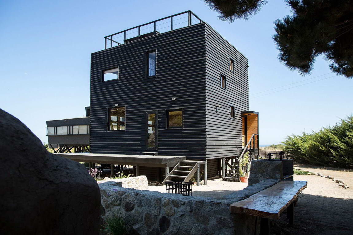Этот минималистский дом для загородного отдыха построен у рыбацкой деревни на открытом участке у подножия горы, рядом с ручьём и недалеко от пляжа.
