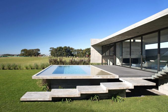 Брутальный бетонный дом с бассейном для загородного отдыха