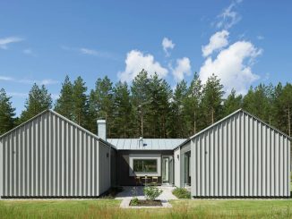 Этот простой одноэтажный загородный дом построен на живописном берегу озера Соммен на юге Швеции, рядом с сосновым лесом.