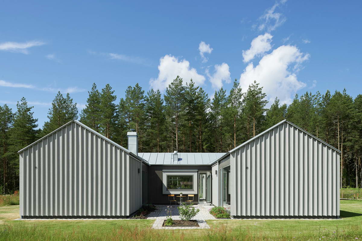 Этот простой одноэтажный загородный дом построен на живописном берегу озера Соммен на юге Швеции, рядом с сосновым лесом.