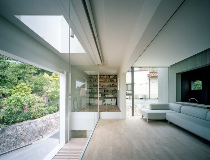 Минималистский городской дом с большим окном в Японии