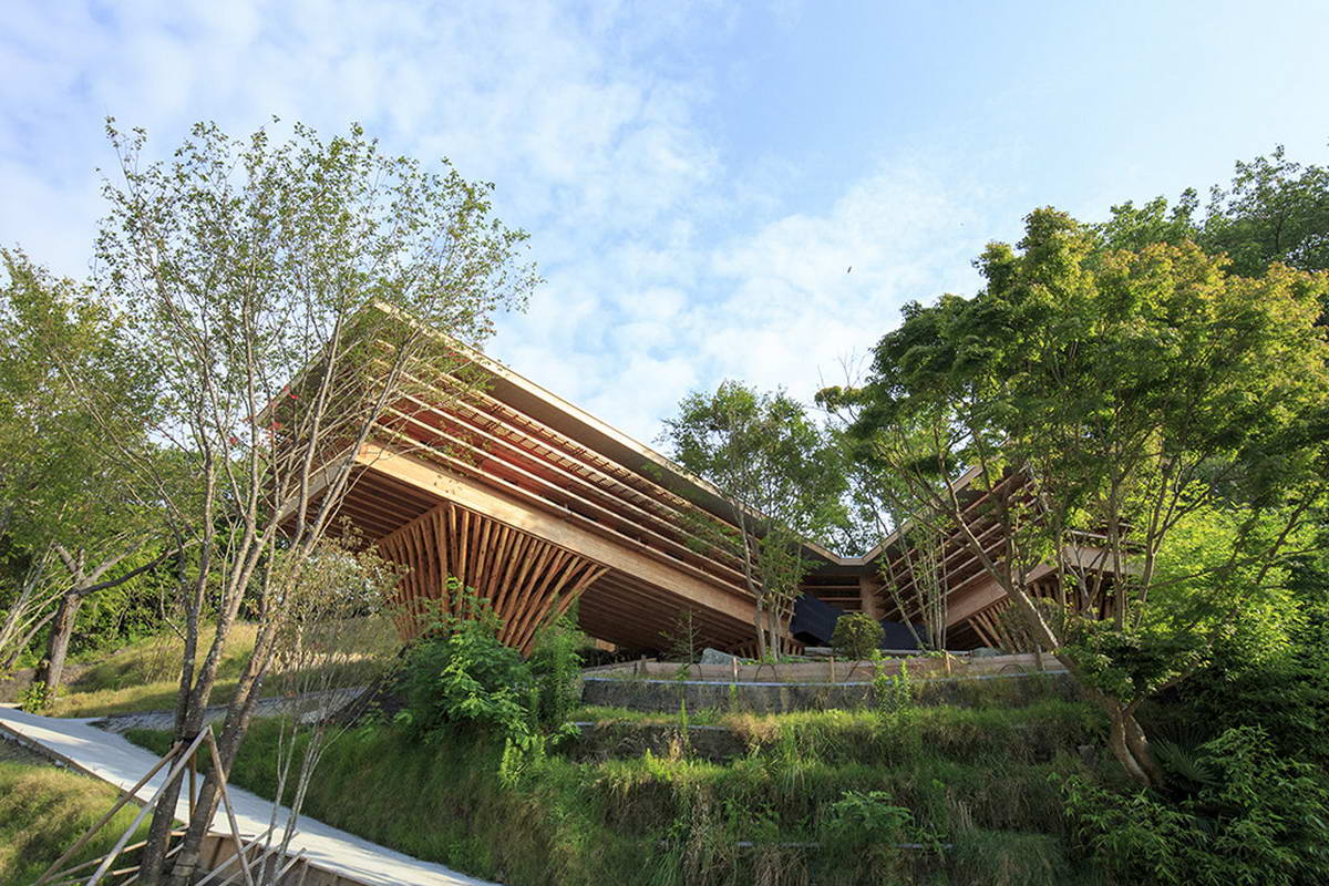 Этот красивый и по-японски неожиданный дом построен на живописном склоне небольшого холма.