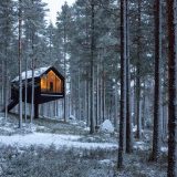 Этот небольшой домик для отдыха является частью нового курорта в Кивиярви и представляет собой интерпретацию древней "Нилиайтты" - высокой деревянной хижины, которую коренные народы саами использовали для безопасного хранения продуктов на открытом воздухе. Выкрашенную в чёрный цвет хижину Studio Puisto возвела на единственной колонне и спрятала в лесу недалеко от национального парка Саламаярви в Финляндии.