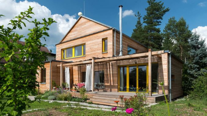 Family Home 2 В зоне отдыха среднечешского поселка Градишенко, окруженного реками Влтава и Сазава, прямо перед слиянием, архитектор Якуб Лоучка (Jakub Loucka) из XYLO Atelier спроектировал двухэтажный семейный дом. Архитектор адаптировал форму пассивного деревянного дома под растущие на участке хвойные деревья и яблони. Объёмы гостиной и кабинета выступают из дома двускатной крышей. Фасад здания укреплен обшивкой из досок лиственницы.