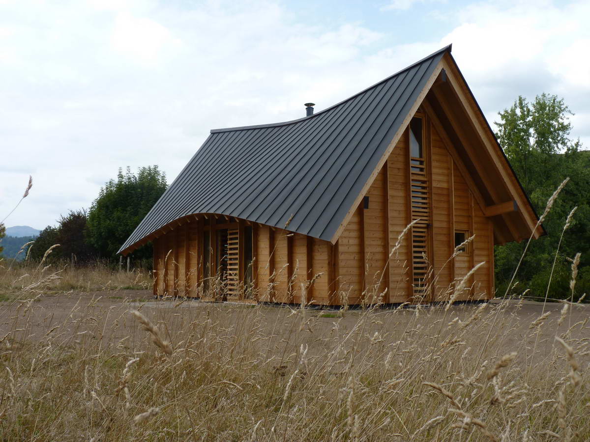 Французский дачный домик с красивой крышей площадью 75 м2