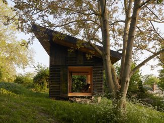 Простой и маленький дачный дом во Франции