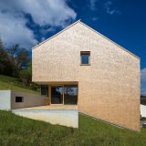 Простой дом с двухскатной крышей на склоне в Швейцарии