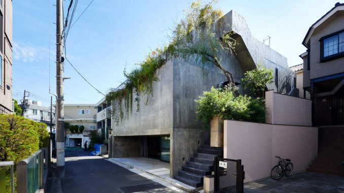 Брутальный дом для архитектора с двором и террасой в центре Токио