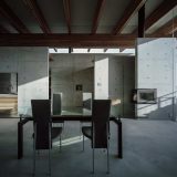 Абстрактный дом из бетона, дерева, стекла и габионов в Японии