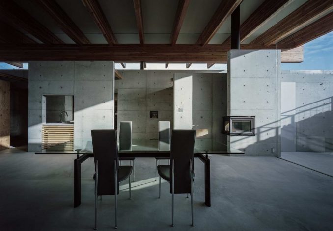 Абстрактный дом из бетона, дерева, стекла и габионов в Японии