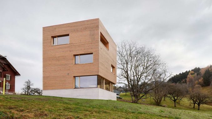 Деревянный дом-куб в минималистской стилистике в Австрии