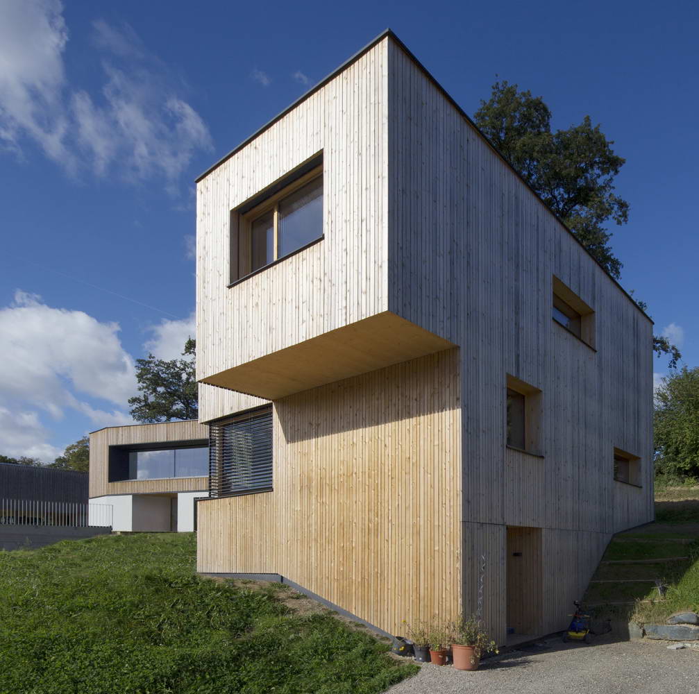 Кубический деревянный дом на склоне в Австрии
