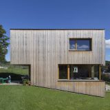 Кубический деревянный дом на склоне в Австрии