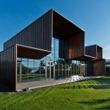 Стильный модернистский дом у карьера в Литве