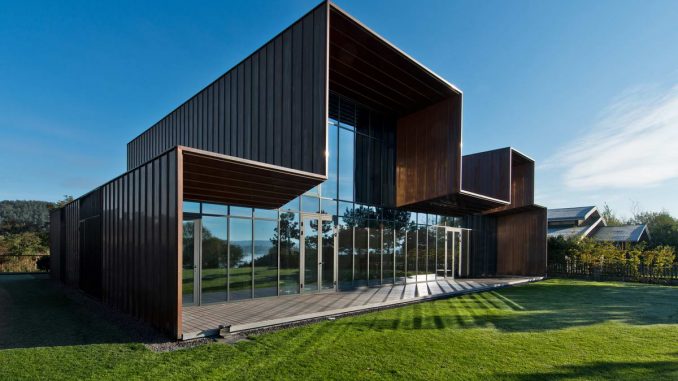 Стильный модернистский дом у карьера в Литве
