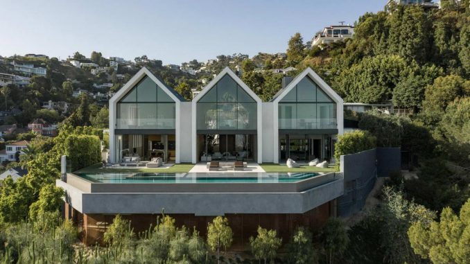 Тройной дом в стиле "barnhouse" с парящим бассейном на Голливудских холмах