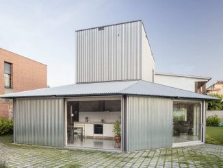 Компактный дом из дерева, металла и бетона в Испании