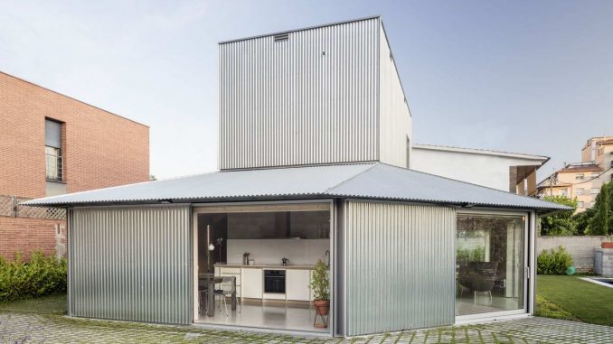 Компактный дом из дерева, металла и бетона в Испании