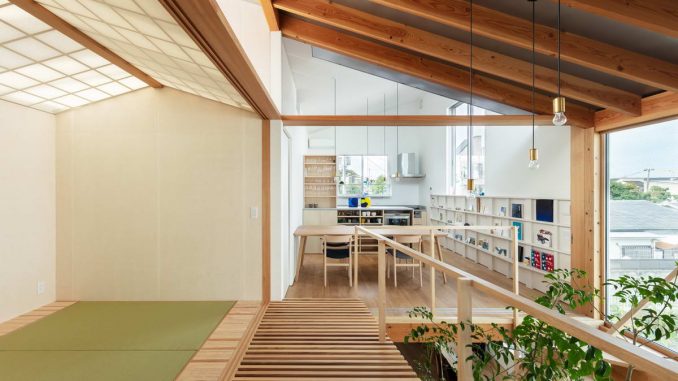 Простой дом с непростым интерьером и атриумом в Японии