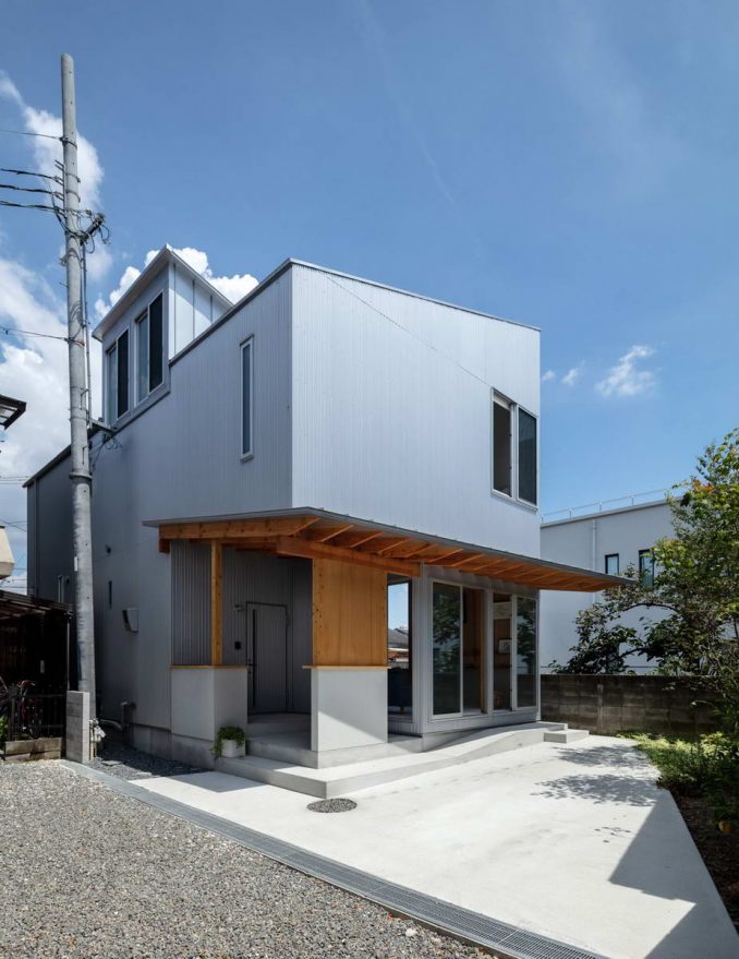 Простой дом с непростым интерьером и атриумом в Японии