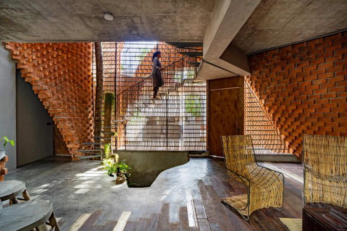 Дом с волнистыми стенами из кирпича в Индии