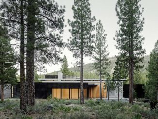 Лесной модернистский дом среди валунов в Калифорнии