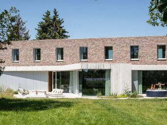 Брутальный дом из бетона и старого кирпича в Бельгии