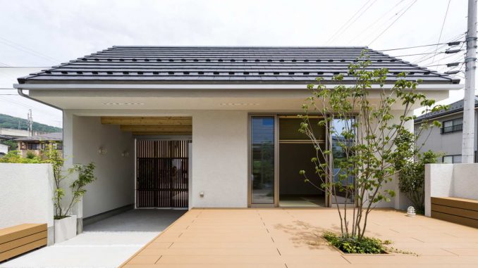 Японский дом с воротами