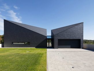 Чёрный скульптурный дом в польской деревне