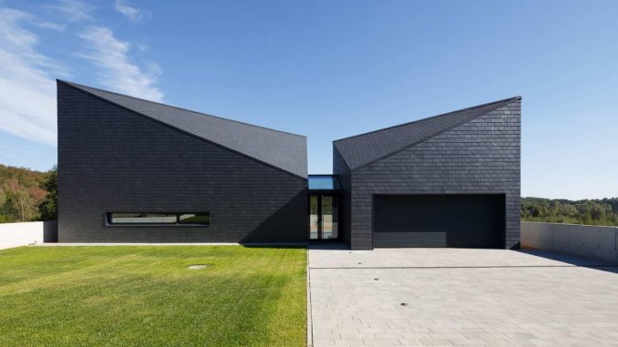 House in Krostoszowice 2 Чёрный скульптурный дом в польской деревне