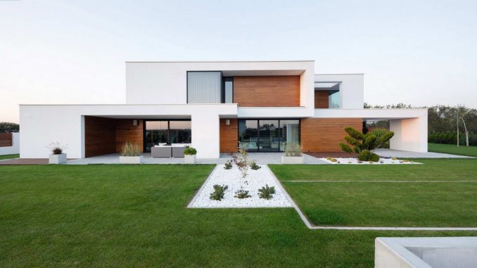 House with Niches 1 Модернистский дом с нишами, террасами и двориком в Польше